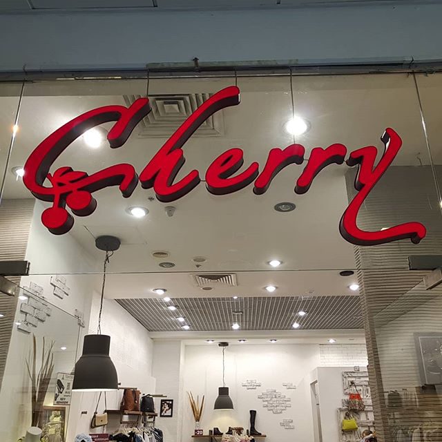 Вывеска магазина "Cherry"
