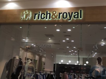 Вывеска магазина "Rich and Royal"